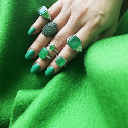 Серебряное кольцо с темно -зеленым изумрудным кварцем и фианитами