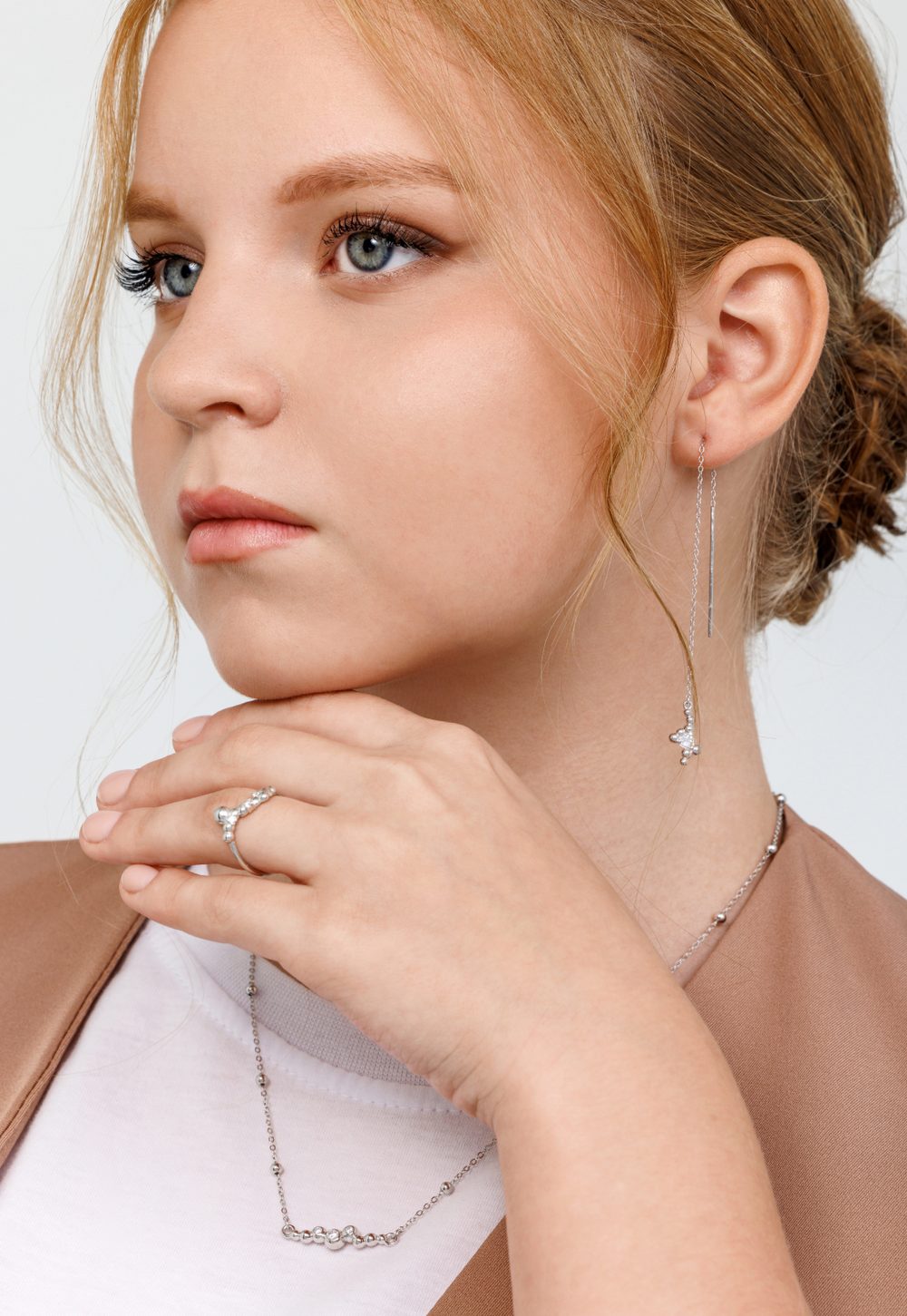 Колье из серебра со вставками из бесцветных фианитов