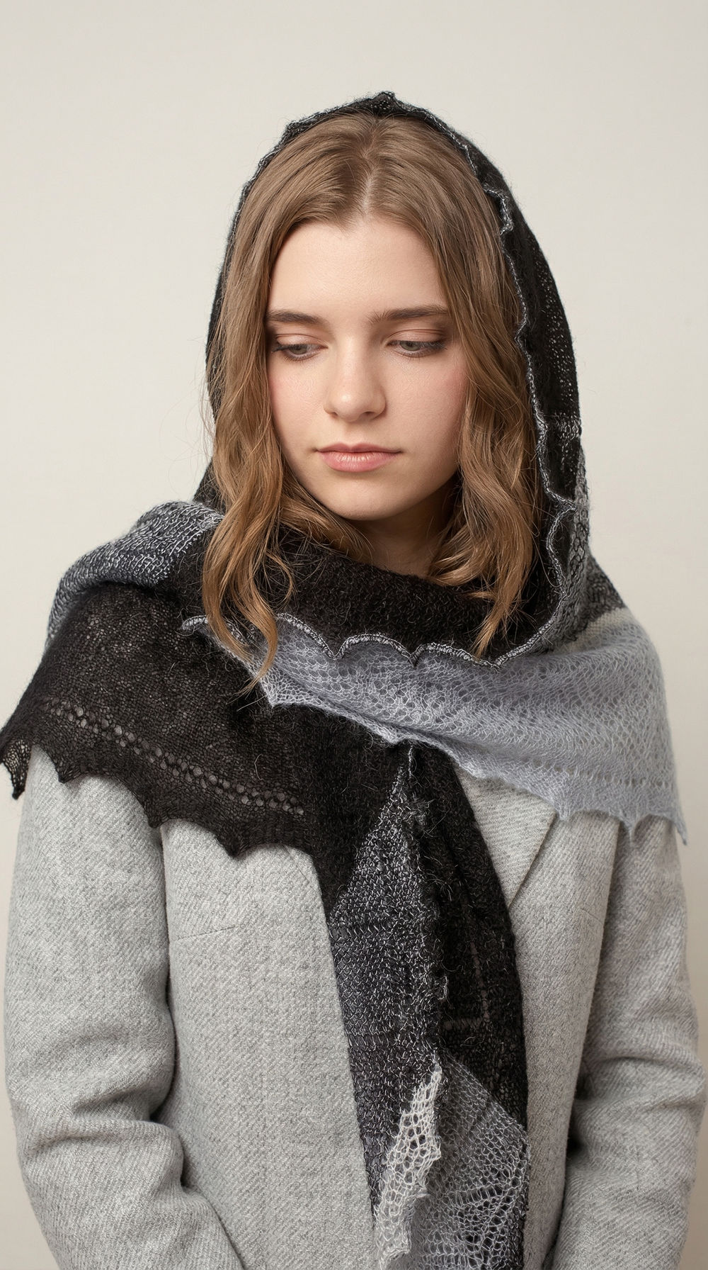 Оренбургский пуховый платок-косынка П2-130184-07/04/02 черный/голубой/экрю