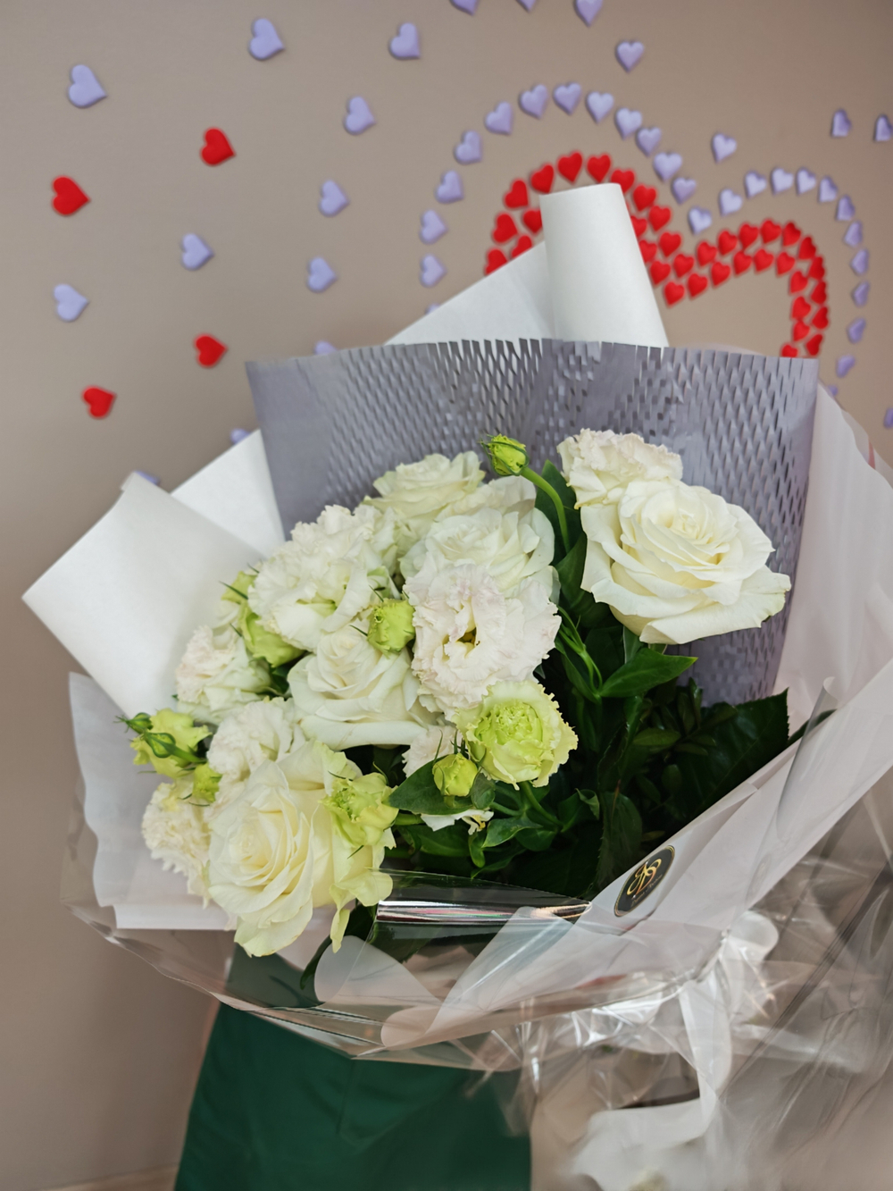 Букет из белых роз и лизиантуса