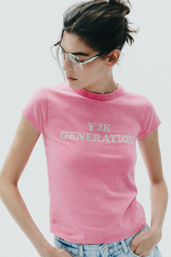 ZARA ФУТБОЛКА ИЗ ТКАНИ С ЭФФЕКТОМ ПОТЕРТОСТИ И СТРАЗАМИ, РОЗОВЫЙ