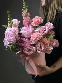 Цветы в коробке «Нежный сюрприз»