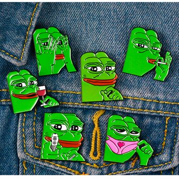 Пин на рюкзак и одежду. Лягушонок Пепе. Подготовился