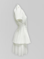 Костюм Diversiya из приталенного пиджака с розой на пуговицах и короткой плиссированной юбки на резинке