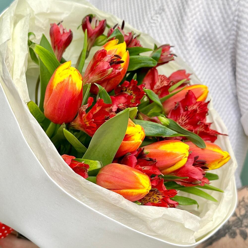 «Буйабес» букет из тюльпанов и альстромерий