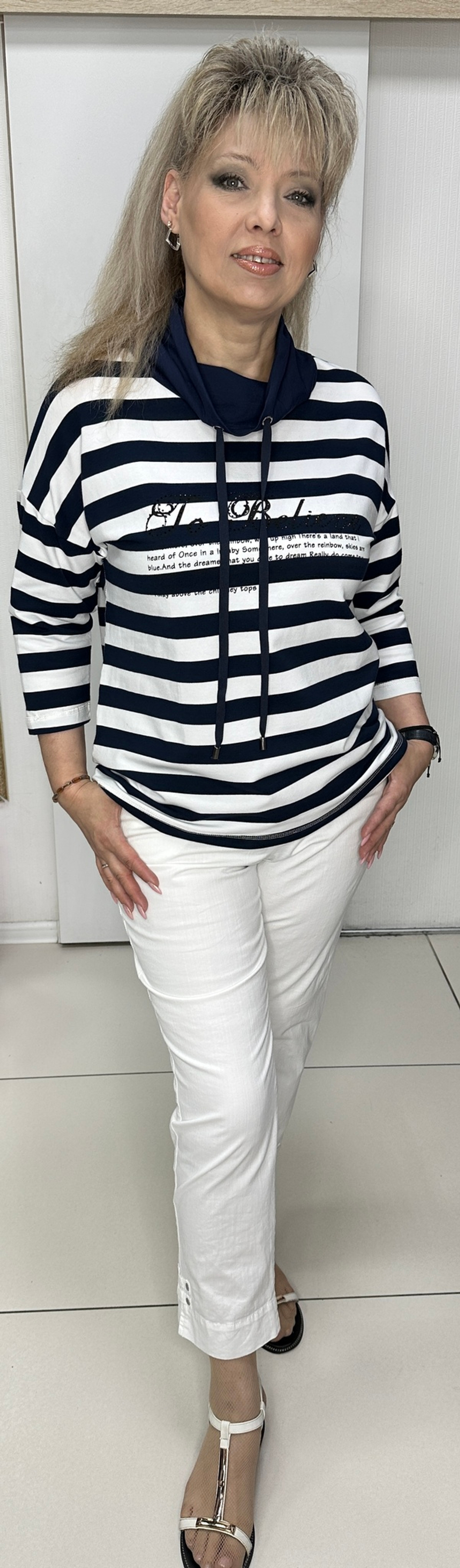 Бело-синий блузон-толстовка в полоску