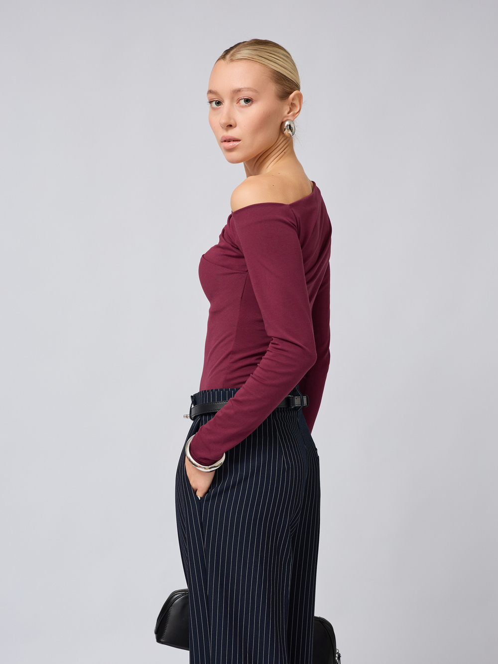 Лонгслив на одно плечо со складками