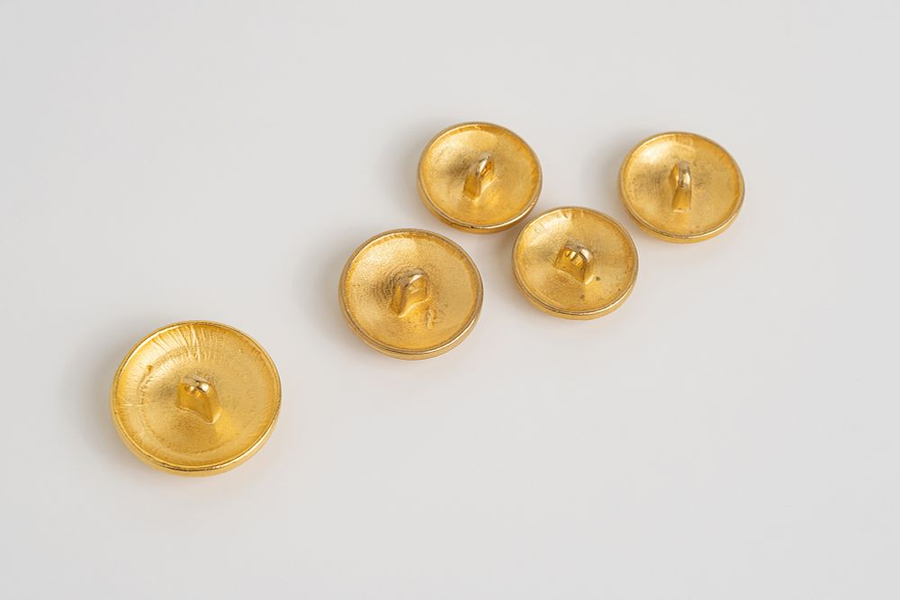 Пять винтажных металлических пуговиц разного размера