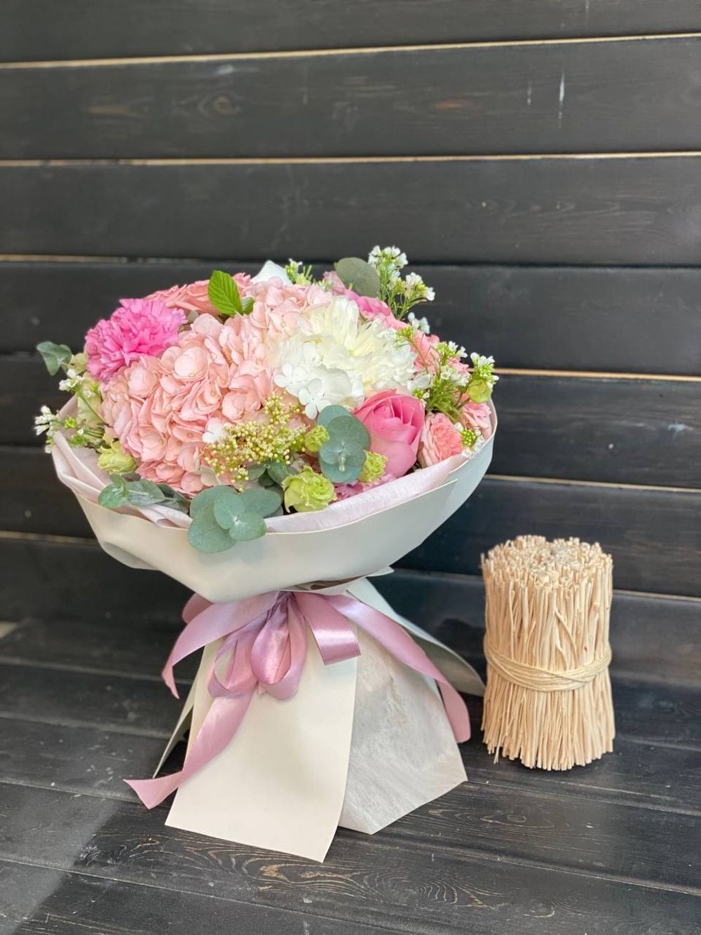 Букет пышный с гортензией