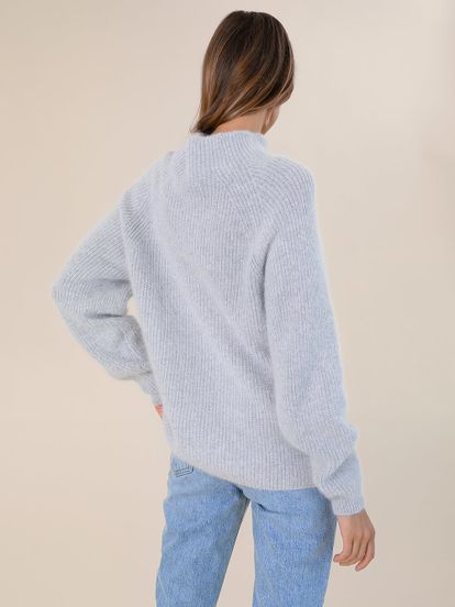 Женский свитер светло-серого цвета из ангоры - фото 3