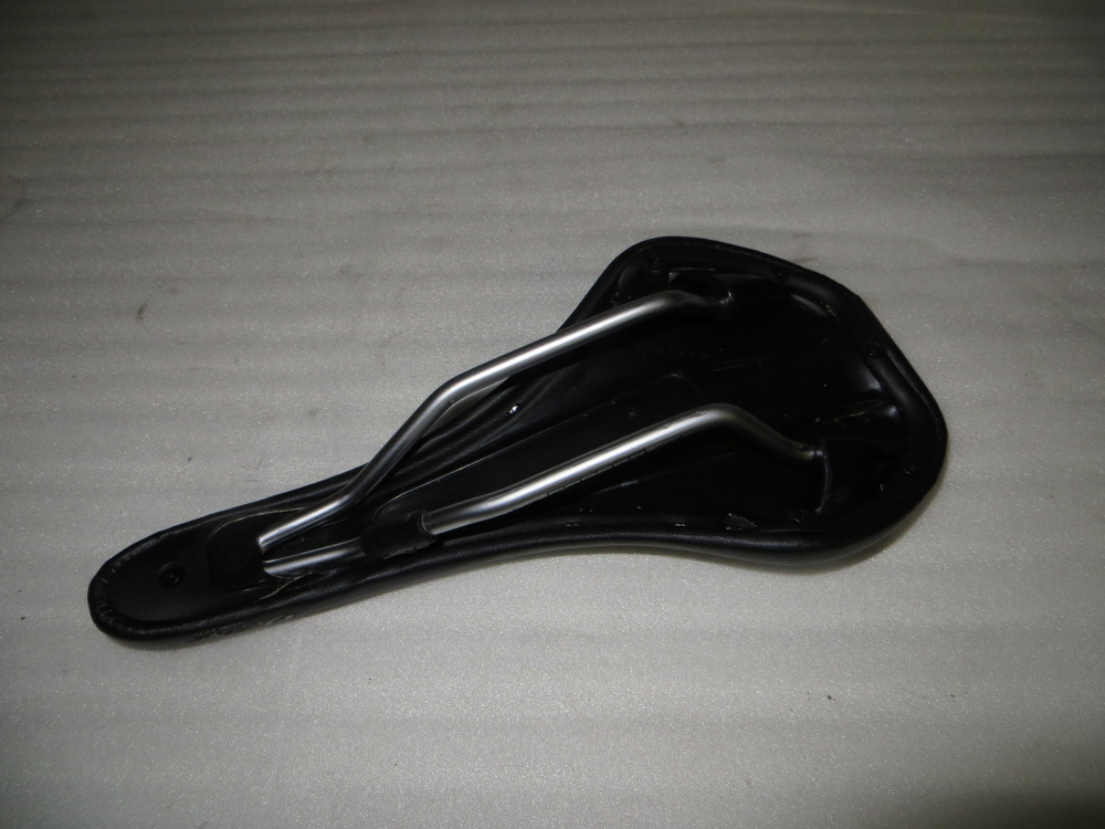 Седло новое OVAL CONCEPTS 200 Road / MTB Mountain Bike Saddle Seat White Cro-Mo Rail