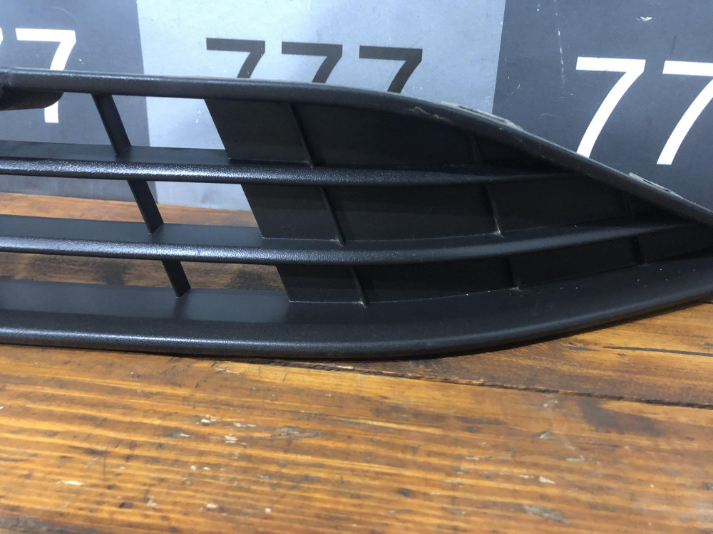 Решетка переднего бампера Volkswagen Polo 6 20-22 Б/У Оригинал 6N5853677