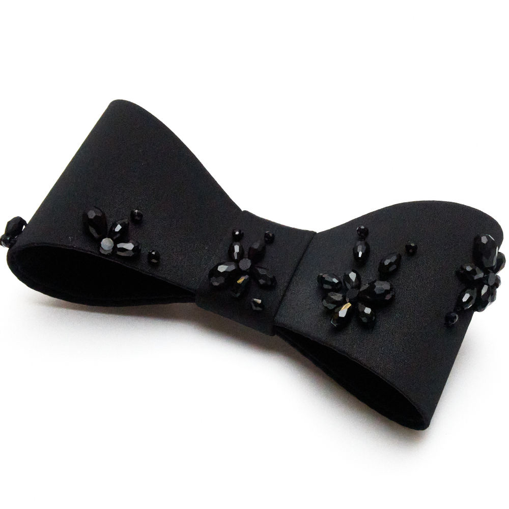 Бант-бабочка с декором из черных цветов