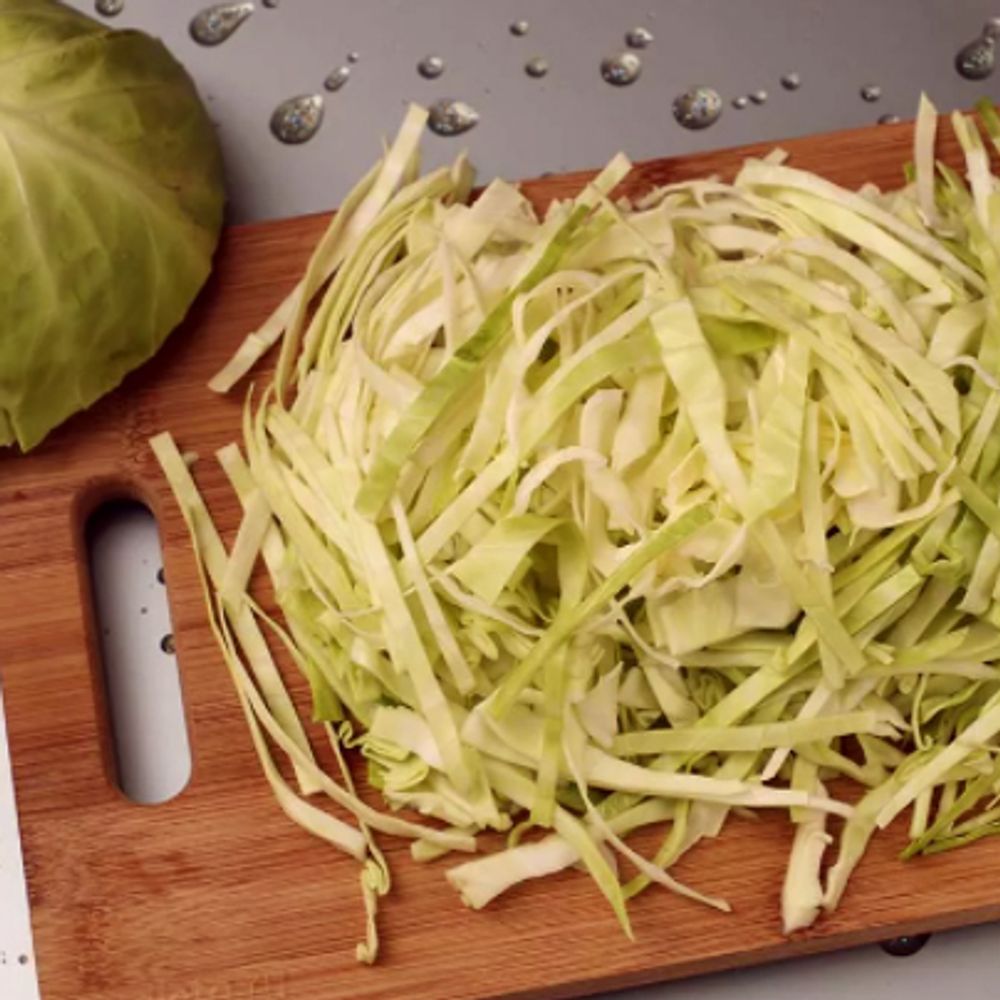 Лопатка чтобы собирать нарезанный лук. Шинковать 1. Капуста белокочанная нашинкованная. Мелко порезанный лук. Нарезанные яблоки.