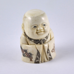 Нэцкэ Улыбающийся мальчик Карако в кимоно