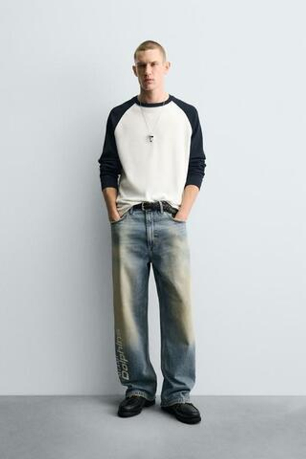 ZARA ДЖИНСЫ RELAXED FIT С ВЫШИВКОЙ NFL MIAMI DOLPHINS, ВЫЦВЕТШИЙ СИНИЙ