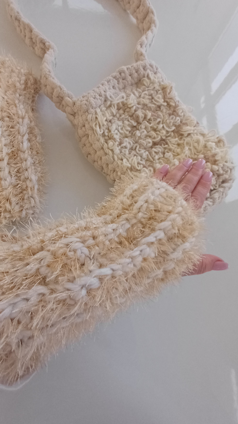 Вязаная сумочка и митенки