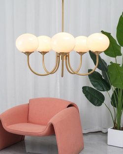 Элегантная люстра с глянцевыми розовыми плафонами и изящным золотым каркасом.