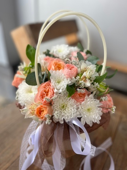 Композиция в сумочке с персиковыми кустовыми розами