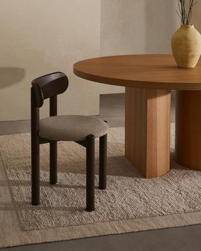 Стул Nebai из коричневой синели с каркасом из массива дуба и отделкой из ореха FSC MIX Credit