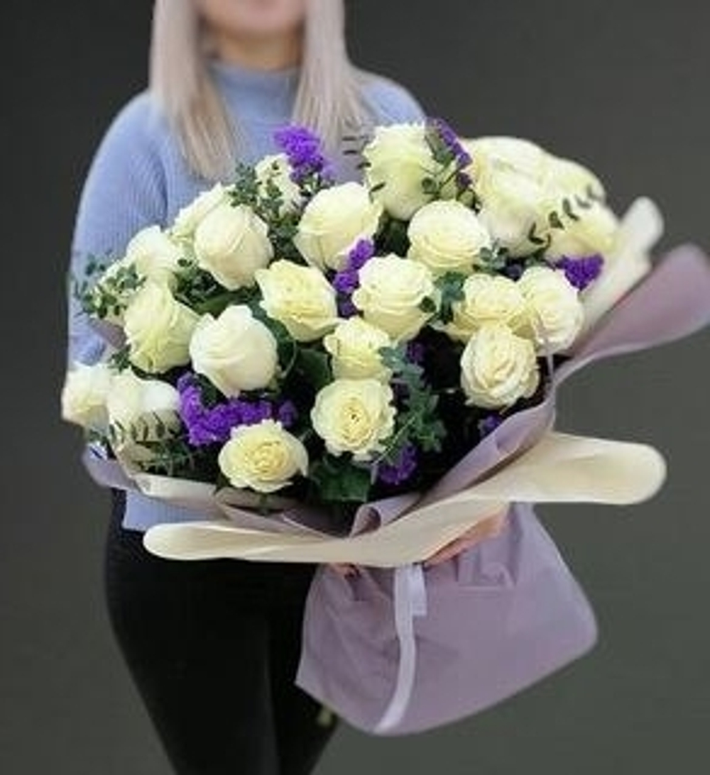 29 белых роз в оформлении