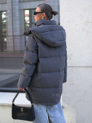 Удлиненный женский пуховик темно-серого цвета