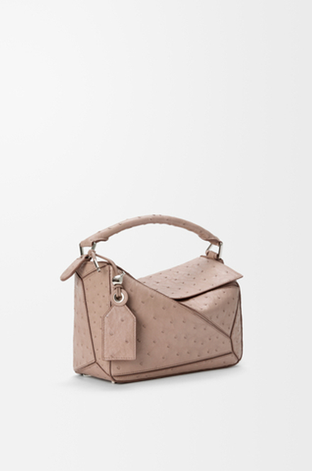 Loewe Маленькая сумка Puzzle Featherlight из страусиной кожи, серо-коричневый