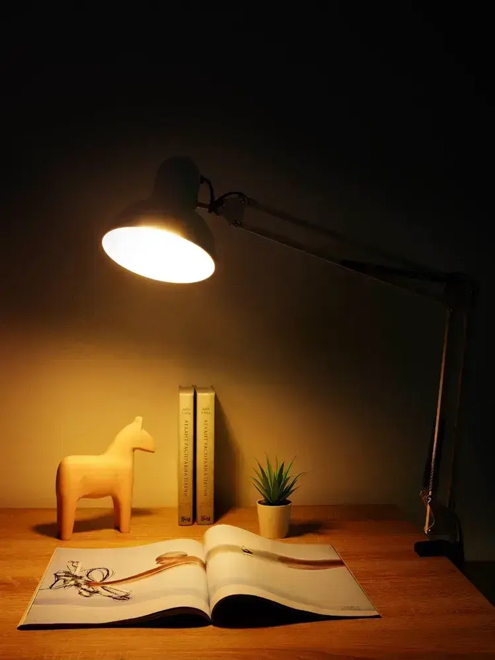 Настольная лампа для школьника на струбцине