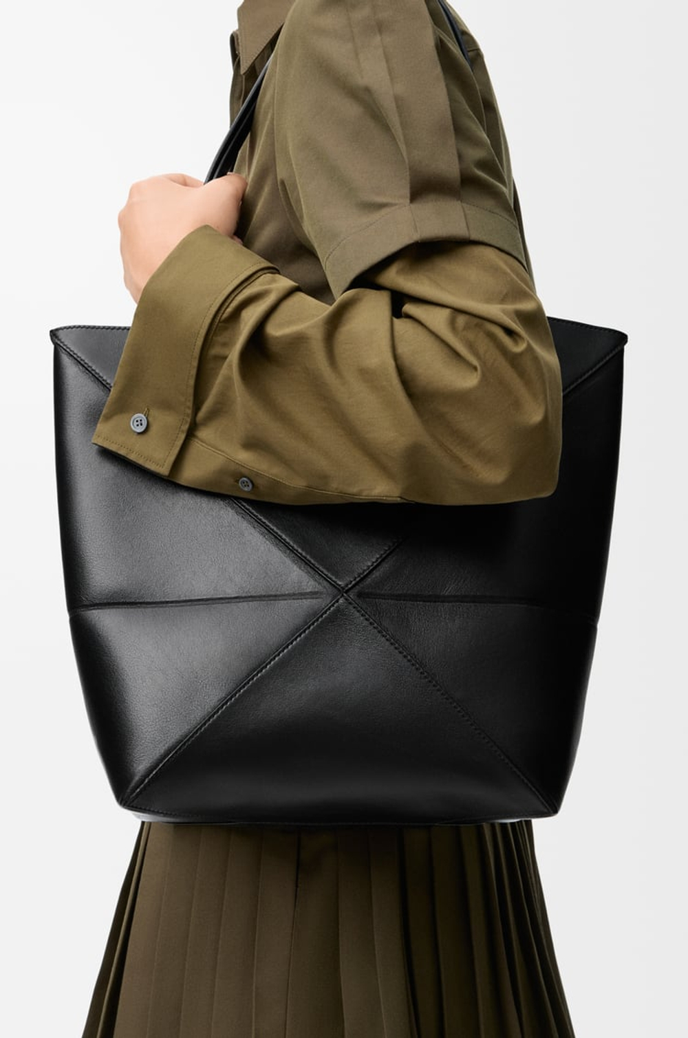 Loewe Средняя складная сумка-тоут Puzzle Fold из блестящей телячьей кожи, черный