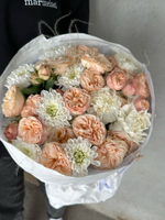 Букет сборный с нежной кремовой кустовой пионовидной розой