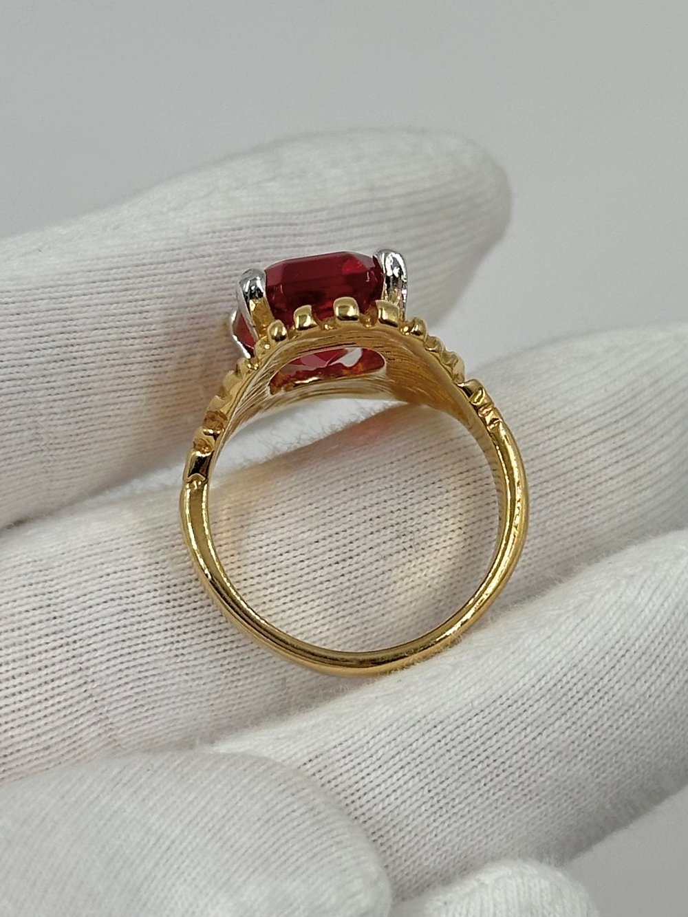 Кольцо с красным кристаллом