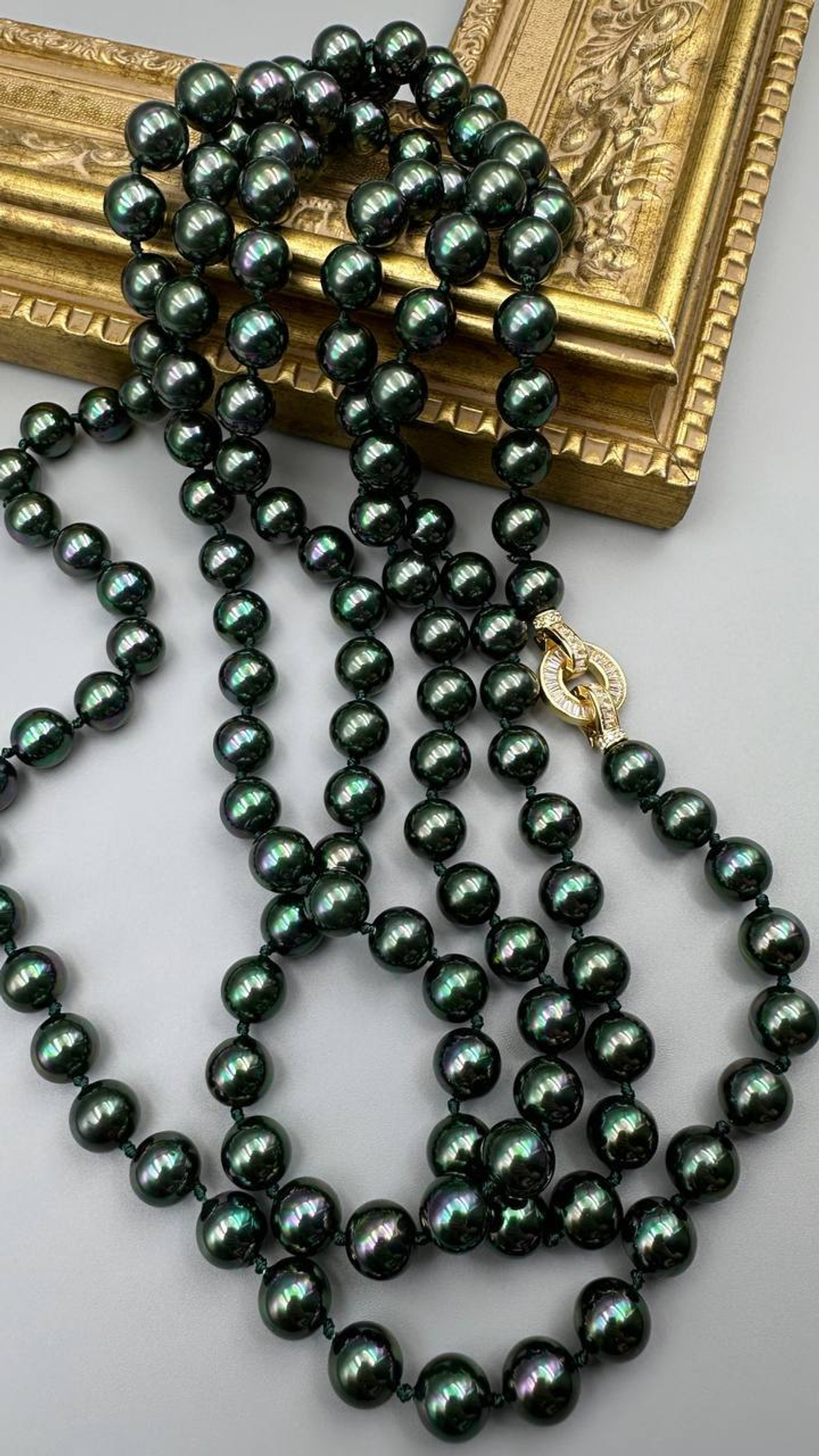 Нить 160 см темно-зеленого жемчуга Swarovski диаметром 1 см с золотой застежкой из цирконов