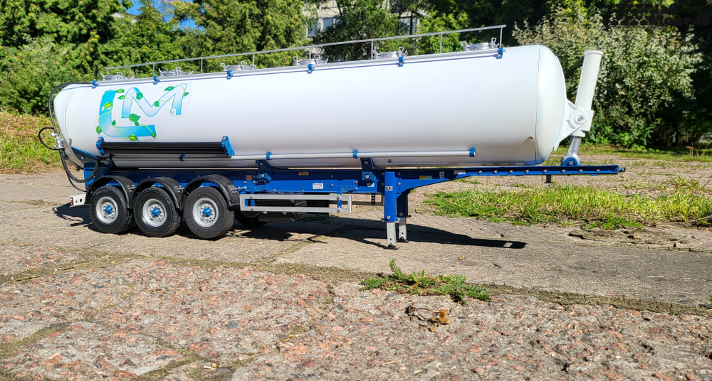 Semi-trailer 3-axle silo in 14 scale