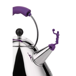 Alessi - Чайник 9093 со свистком, 2л, баскетболист, фиолетовая ручка / артикул   9093 VA  / GTIN 8003299471669