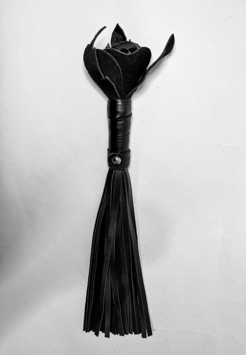 Черная кожаная плеть с розой в рукояти - 40 см. (Цвет: черный)