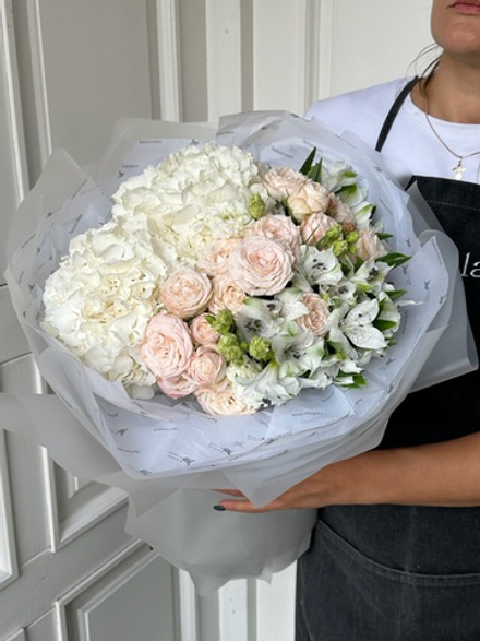 Сборный букет из гортензии, кустовых пионовидных роз и альстромерии