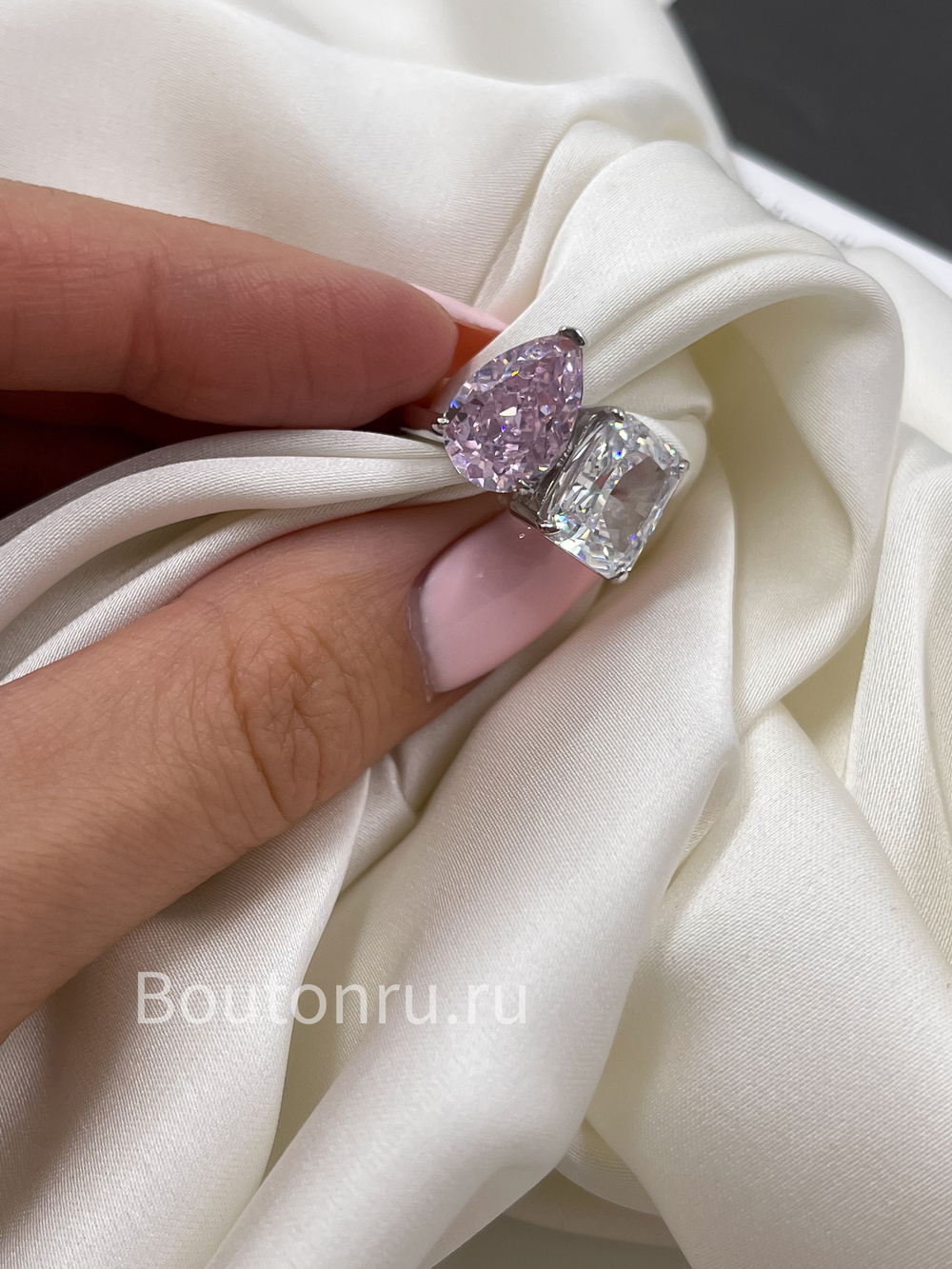 Кольцо серебристое с цирконами