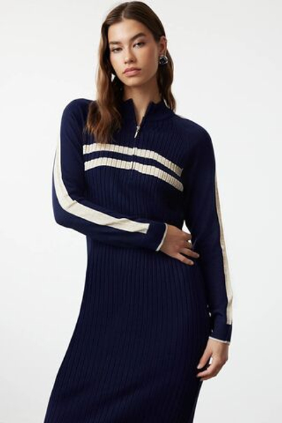 Темно-синее трикотажное платье с блочными вставками TCTAW25EB00020