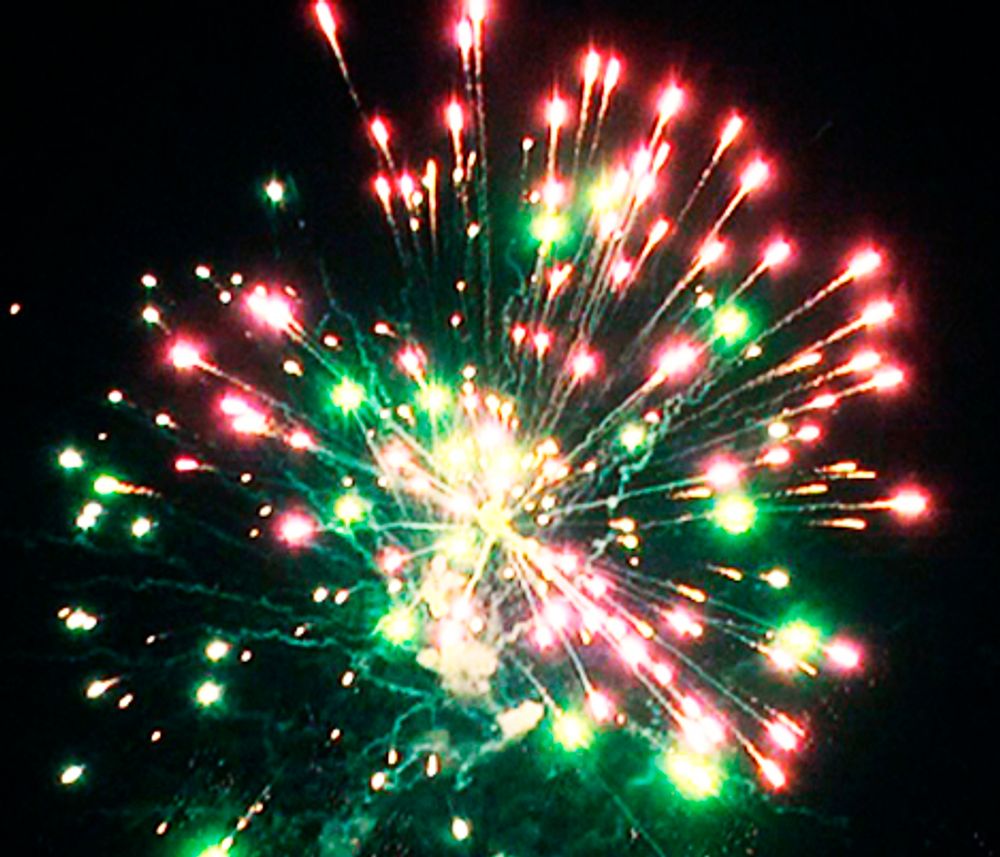 Батарея салютов «WIND FIREWORKS»   0,8"/100 залпов