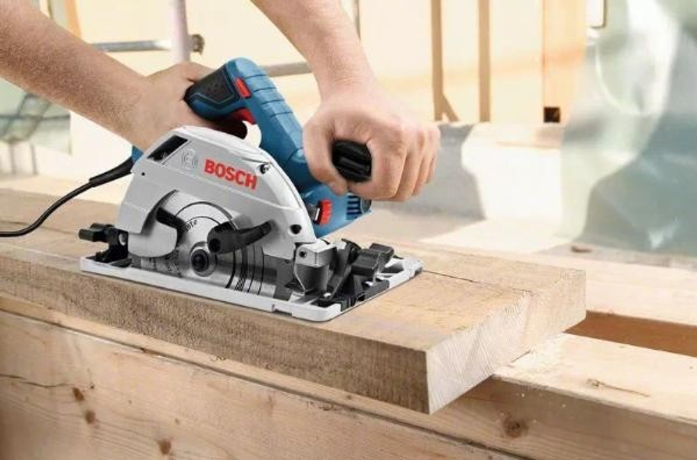 Пила циркулярная сетевая BOSCH GKS 55 + GCE Professional 0601682100