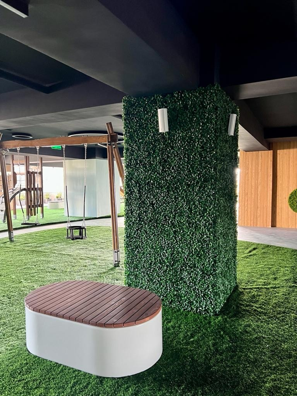 5.23. Вертикальное озеленение колонн искусственной зеленью в ЖК «Development Plaza»