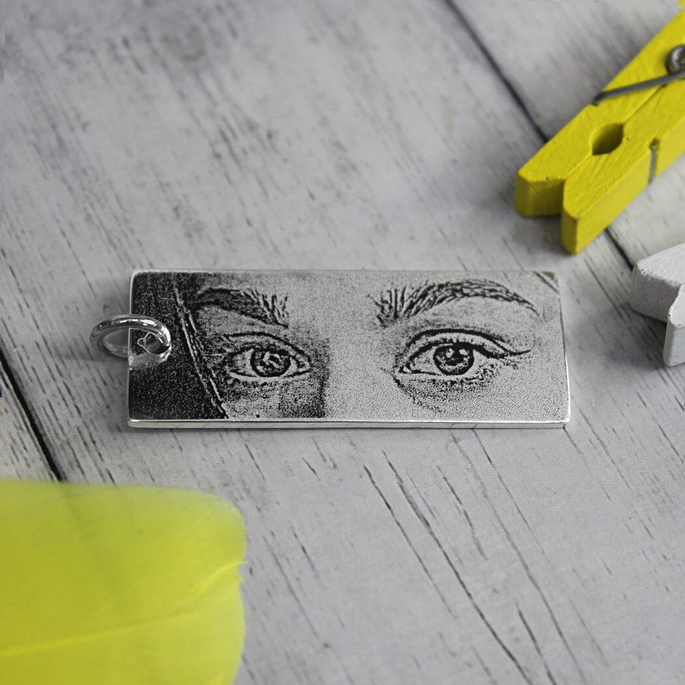 Подвеска из серебра с гравировкой фото глаз на заказ