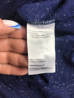 Футболка We с V образным вырезом переливающаяся, маркировка S, визуально на 44 размер