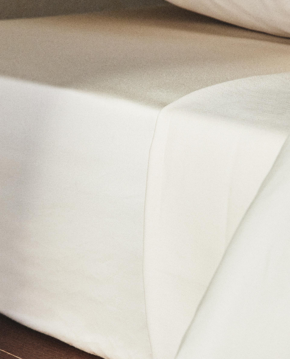 Zara Home - Атласная простыня с эластичной лентой, высота 30 см (вес 300 нитей), бежевый, 200х200х30 см