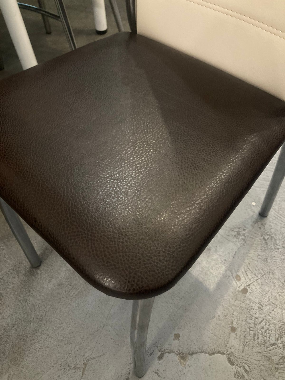 Стул Прага каркас хром квадрат Основание экокожа ваниль спинка/шоколад сиденье