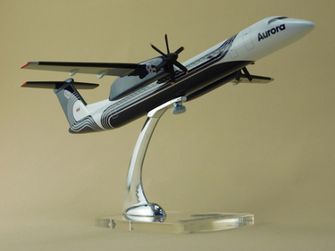 Модель самолета DHC-8-Q400 «Аврора» в масштабе 1:100