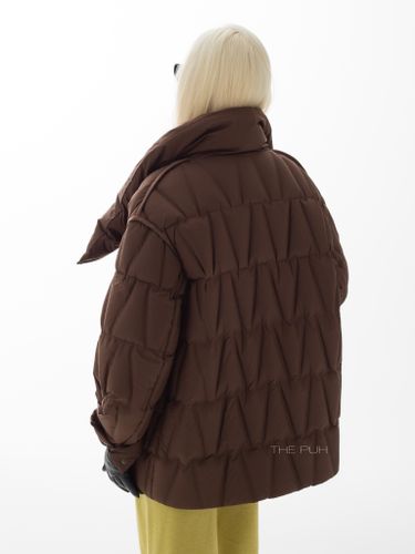 Удлиненный пуховик шоколадного цвета на косой молнии