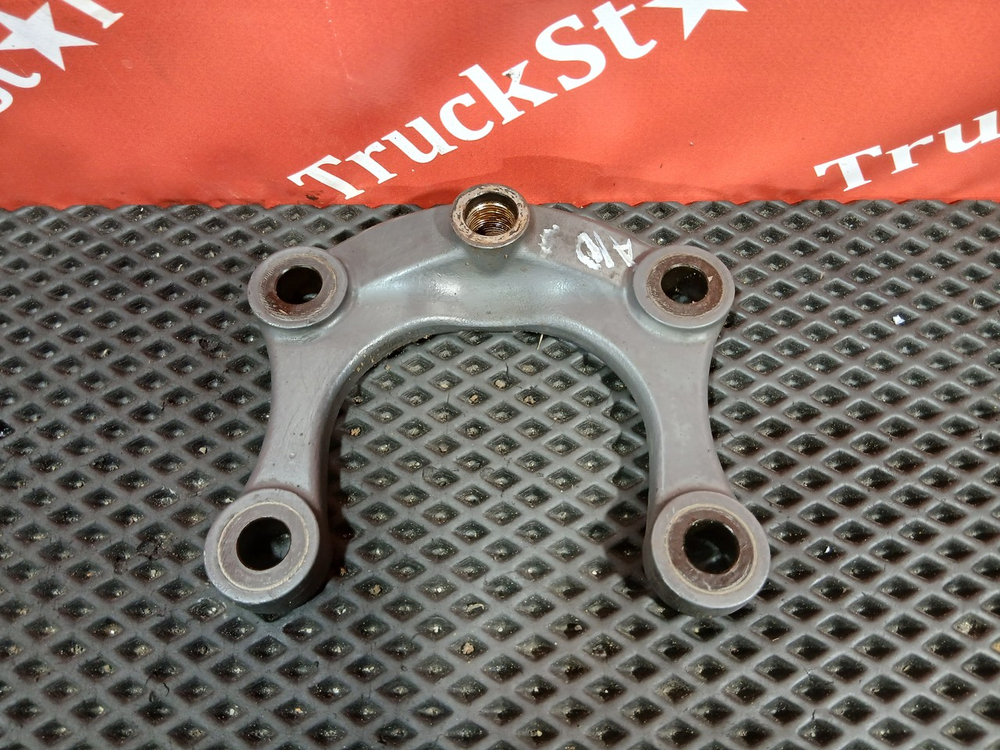 Кронштейн амортизатора