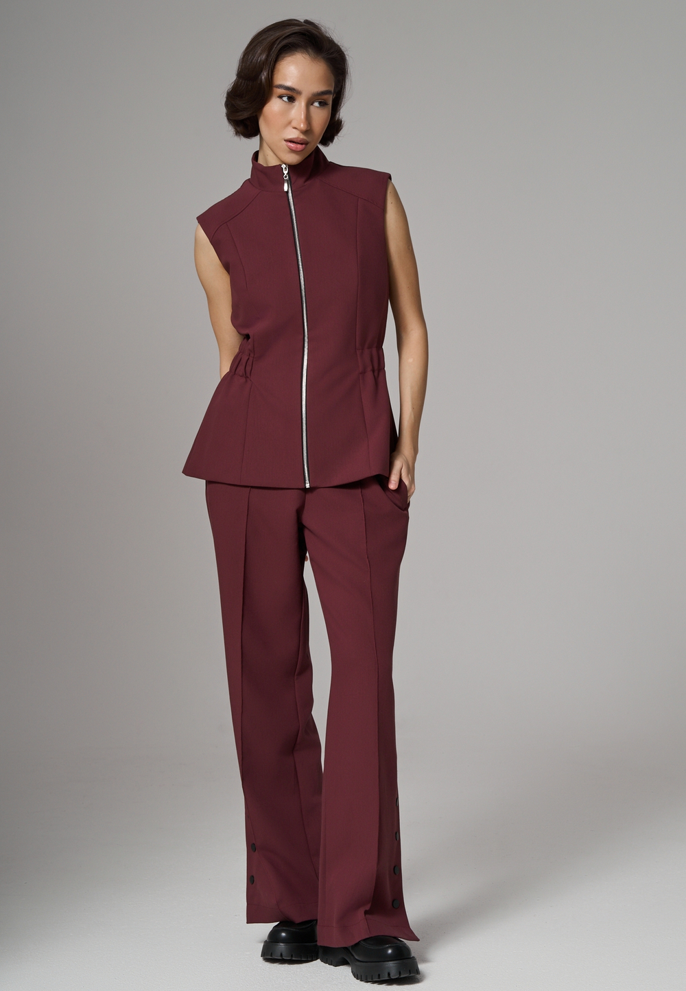 Жилет на молнии бордовый