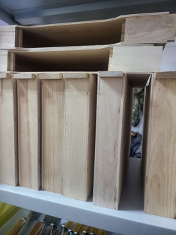 Кормушка боковая с планкой деревянная 7 л